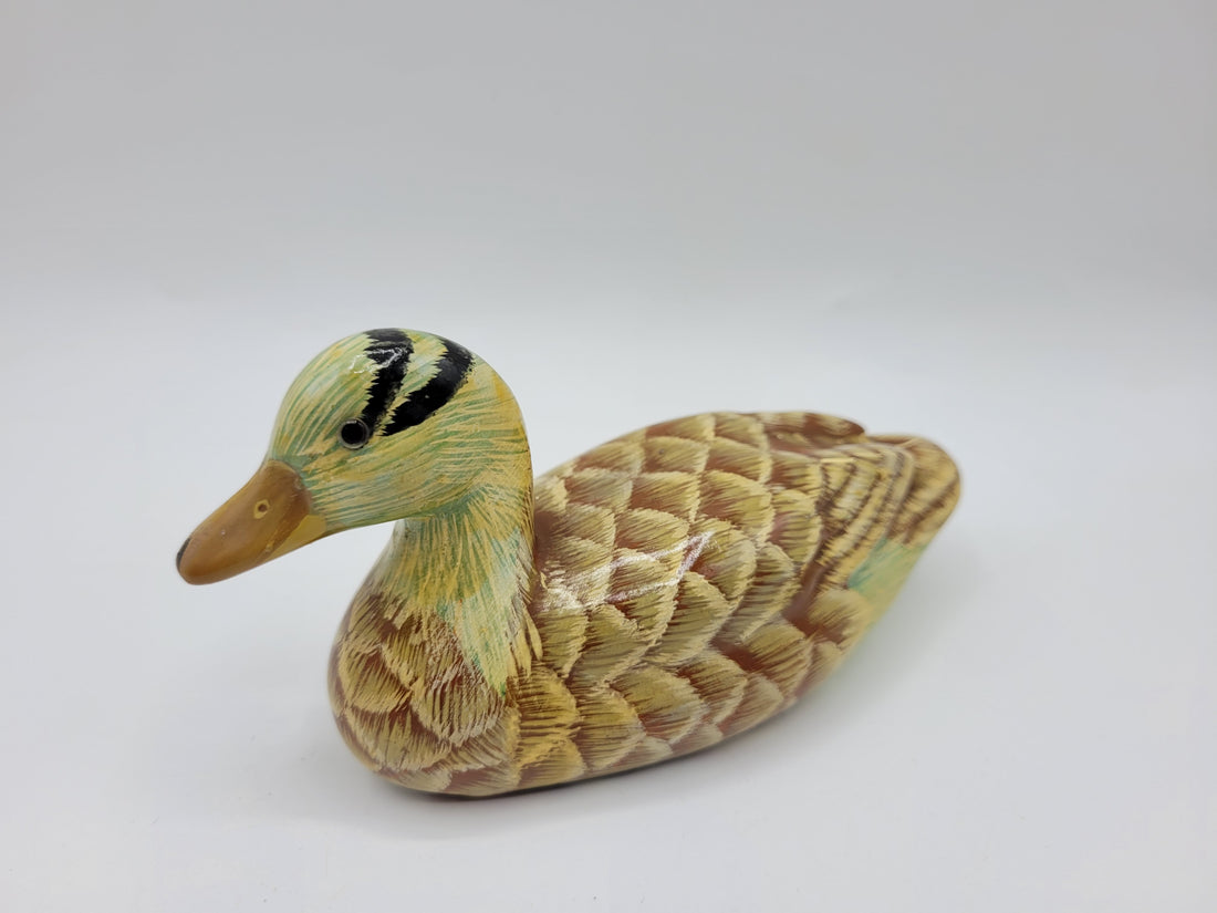 Pato de cerámica pintado a mano con detalles florales, vista frontal