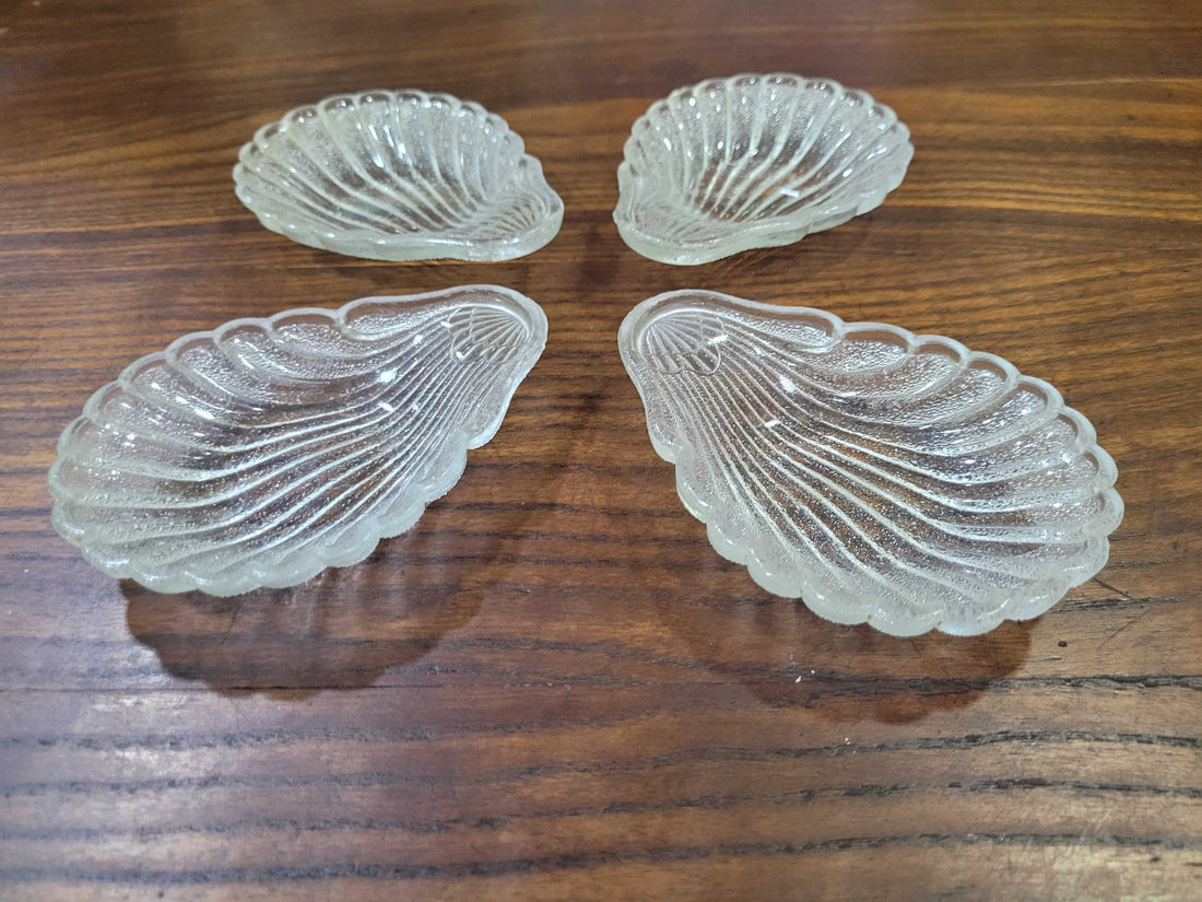 Conjunto de conchas bautismales de cristal antiguas de alta calidad sobre mesa de madera, ideales para decoración de ceremonias religiosas.