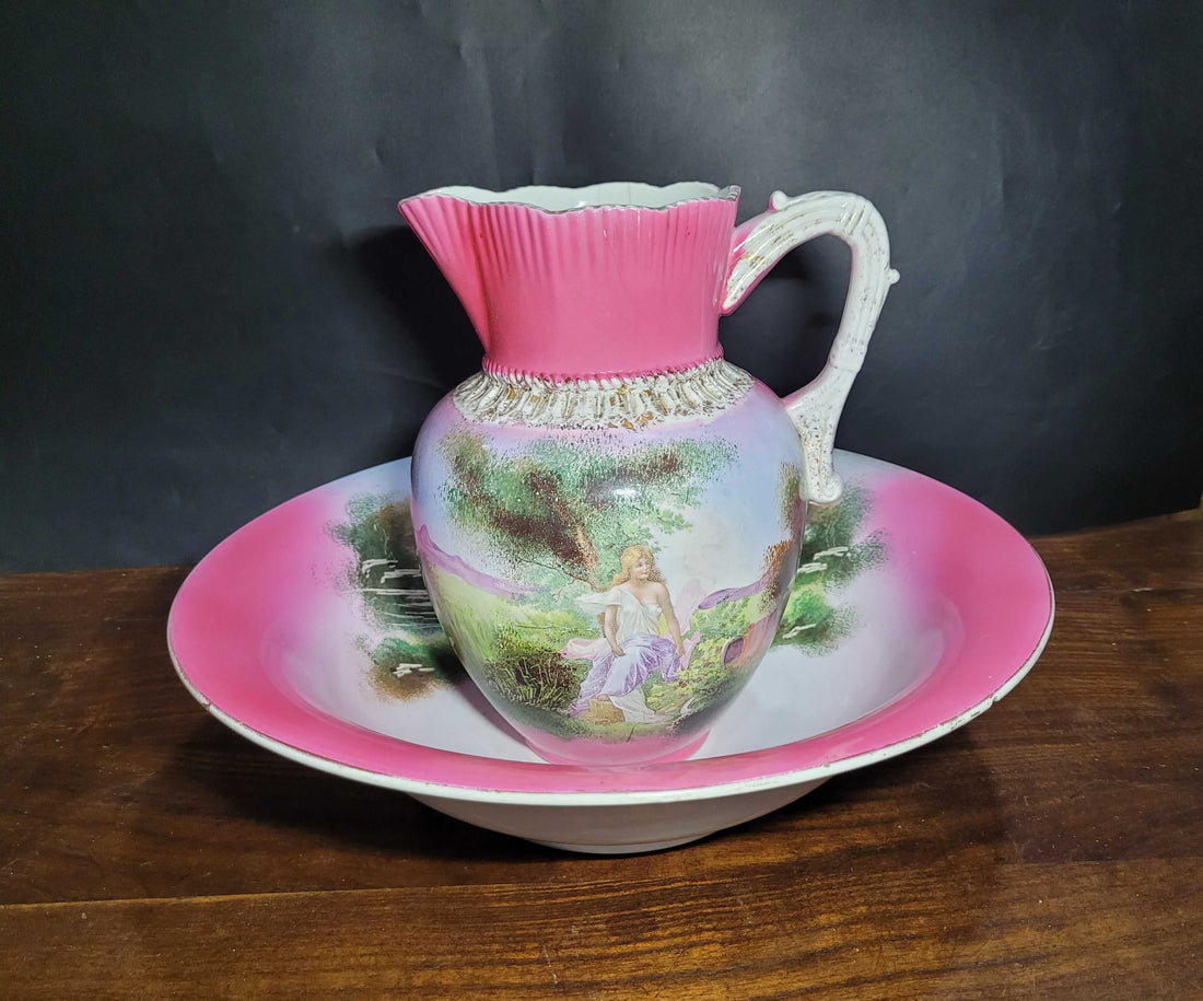 Este impresionante conjunto de aguamanil, jarra y palangana de porcelana de Sevilla del siglo XIX es una auténtica joya para los amantes de las antigüedades y el arte.. 