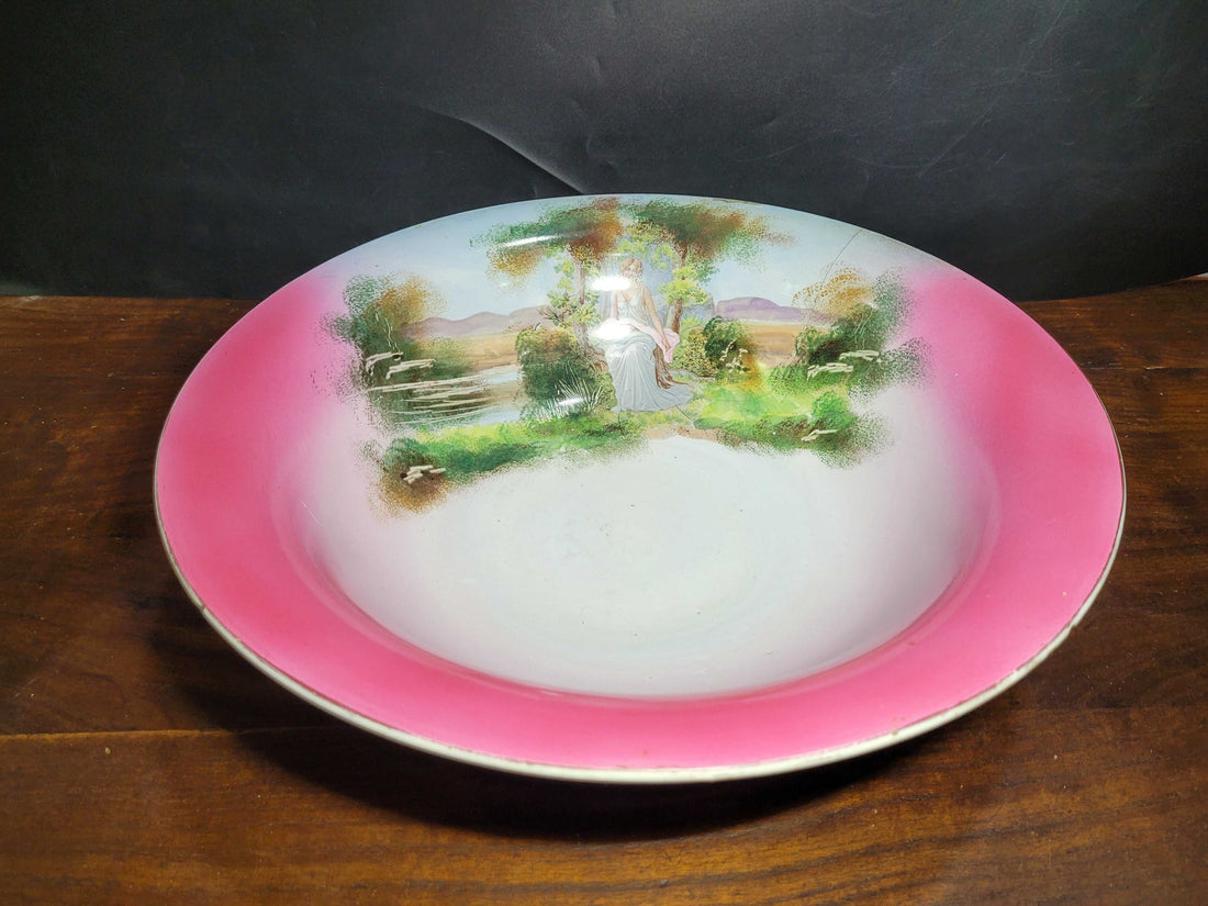 Este impresionante conjunto de aguamanil, jarra y palangana de porcelana de Sevilla del siglo XIX es una auténtica joya para los amantes de las antigüedades y el arte.. 