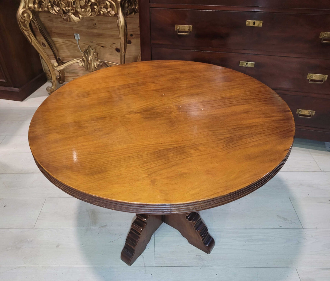 Esta mesa rústica firmada por Valentín es mucho más que mobiliario; es una declaración de estilo y autenticidad.