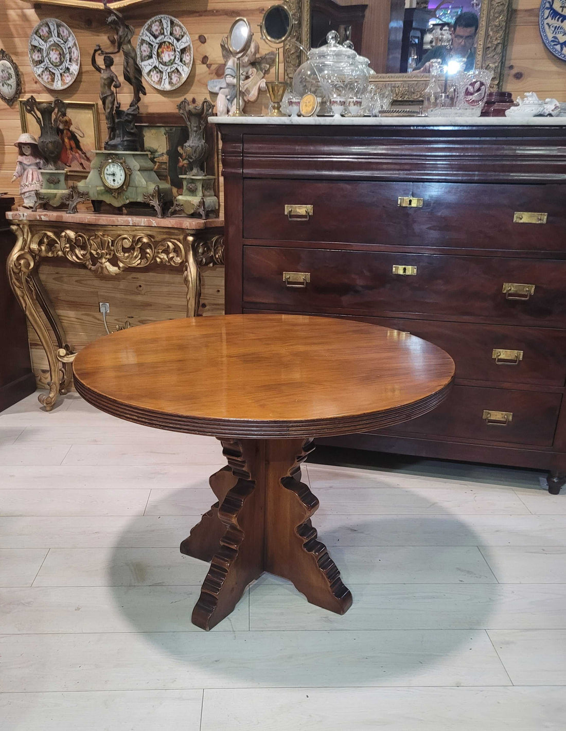 Esta mesa rústica firmada por Valentín es mucho más que mobiliario; es una declaración de estilo y autenticidad.