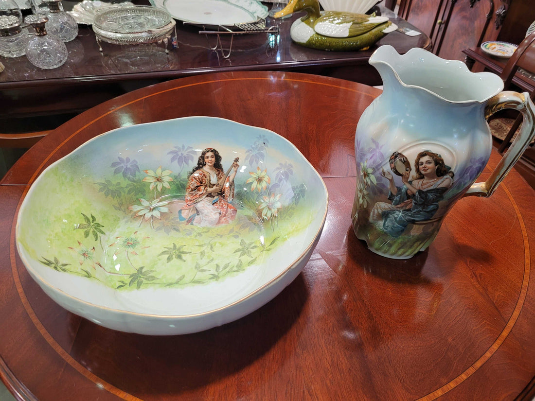 Aguamanil de porcelana Limoges del siglo XIX pintado a mano con jarra y palangana decoradas con figuras femeninas y flores, ideal para decoración vintage.