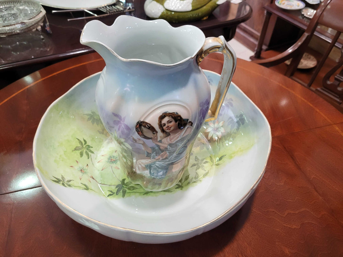 Aguamanil de porcelana Limoges del siglo XIX pintado a mano con jarra y palangana decoradas con figuras femeninas y flores, ideal para decoración vintage.