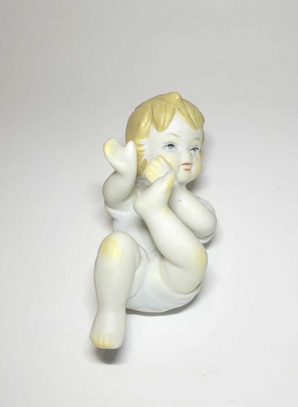 Niño en porcelana de Biscuit – Elegancia y detalle, figura decorativa policromada con acabado mate ideal para coleccionistas de decoración vintage.