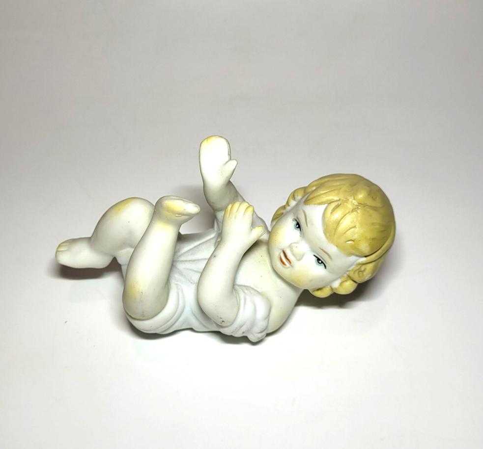 Niño en porcelana de Biscuit – Elegancia y detalle, figura decorativa policromada con acabado mate ideal para coleccionistas de decoración vintage.
