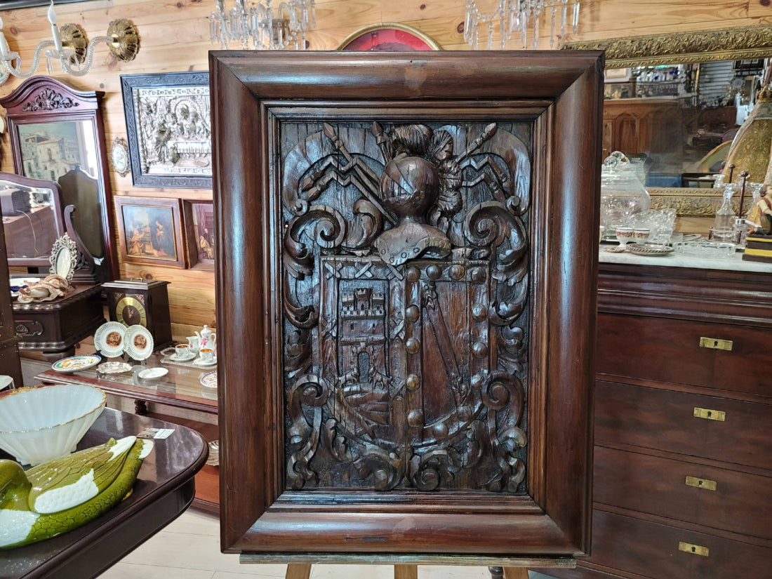 Escudo de Bodega Jerezana 1790 tallado en caña antigua con marco de madera oscura. Decoración artesanal única para coleccionistas de bodegas.