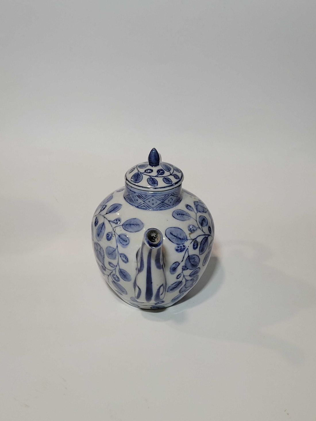 Tetera de porcelana china azul y blanco vista frontal