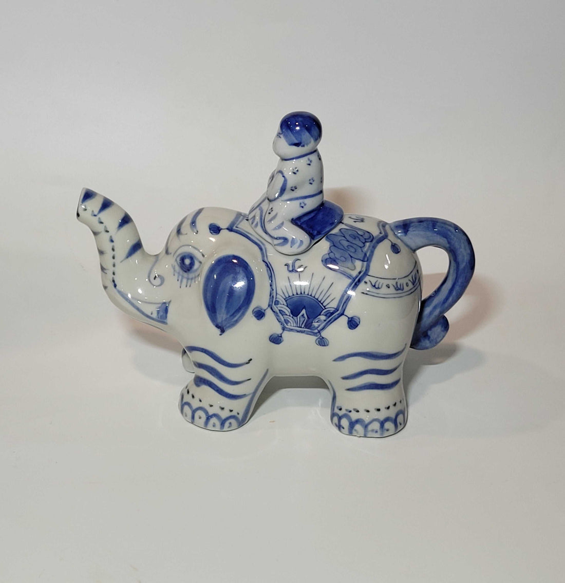 Tetera Capodimonte con forma de elefante vista completa