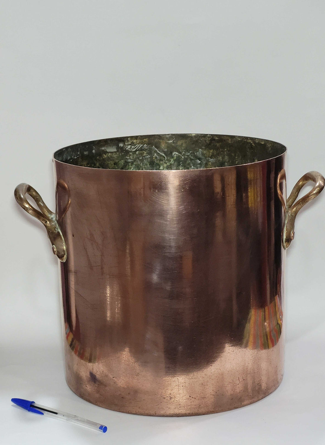 Olla de cocina francesa de cobre vista frontal con asas