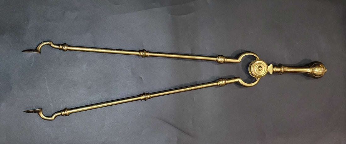 Esta pinza de chimenea fabricada en bronce en los años 70 es perfecta para quienes aman los accesorios de estilo retro. 