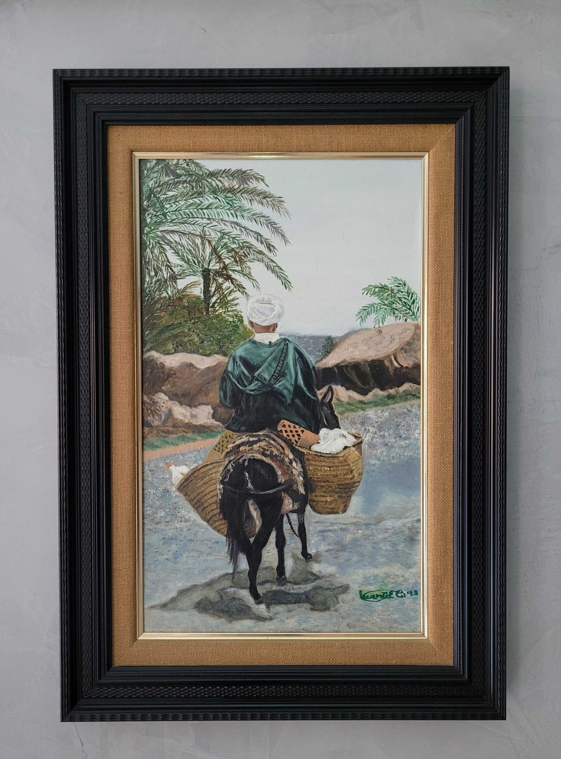 Este óleo, pintado por Luangel 93, muestra un paisaje con un árabe sobre un mulo cargado de alforjas, capturando la esencia y la historia de la escena. 