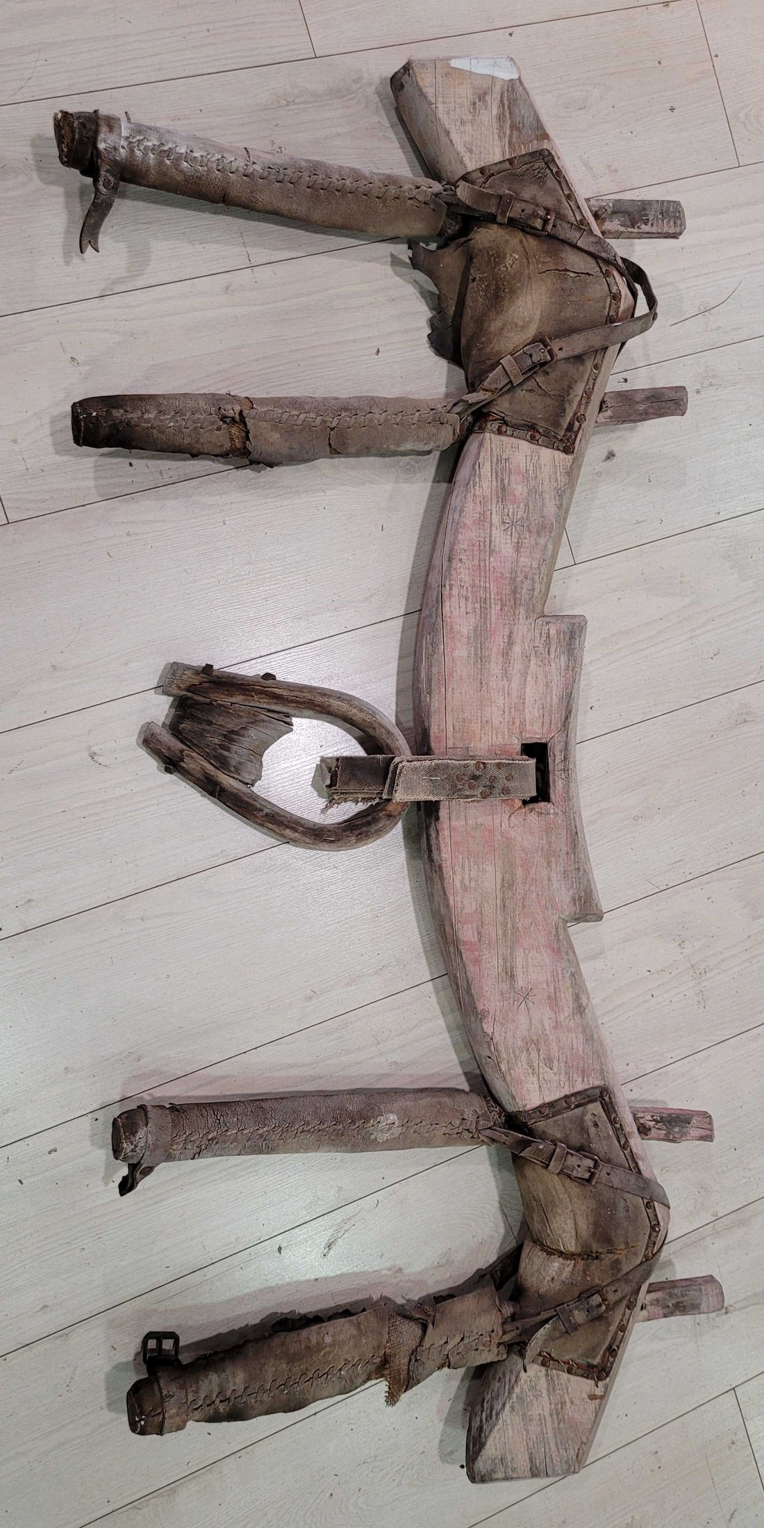 Arreo de madera en forma de yunta tradicional de encina completo en vista frontal