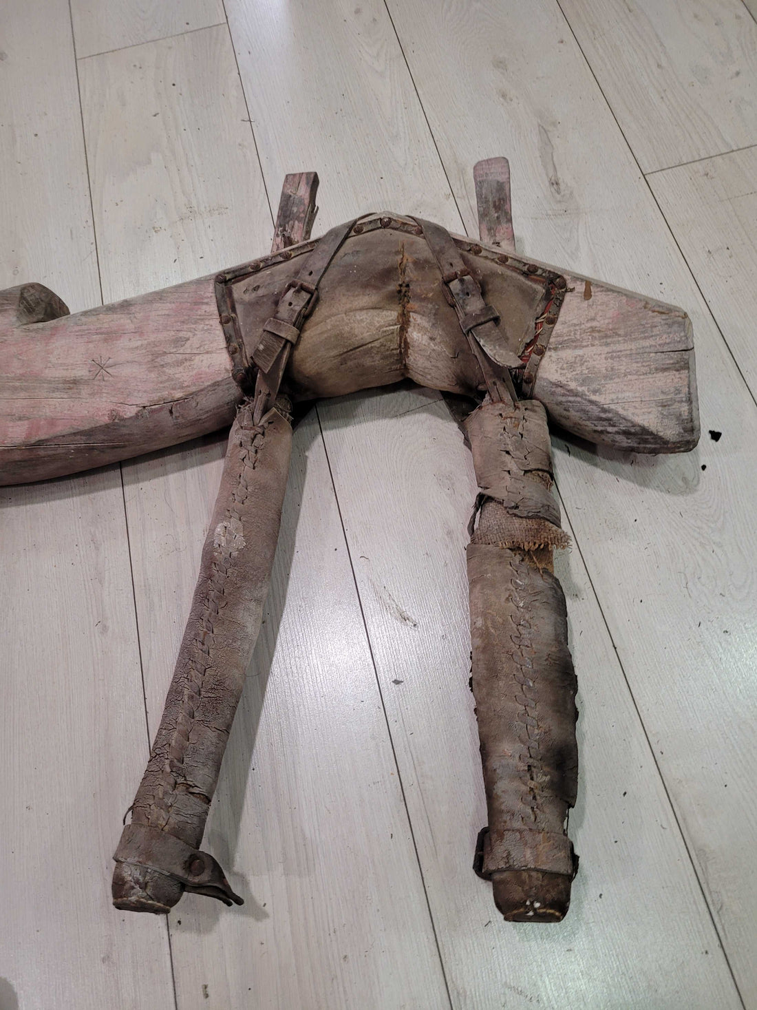 Arreo de madera en forma de yunta tradicional de encina completo en vista frontal