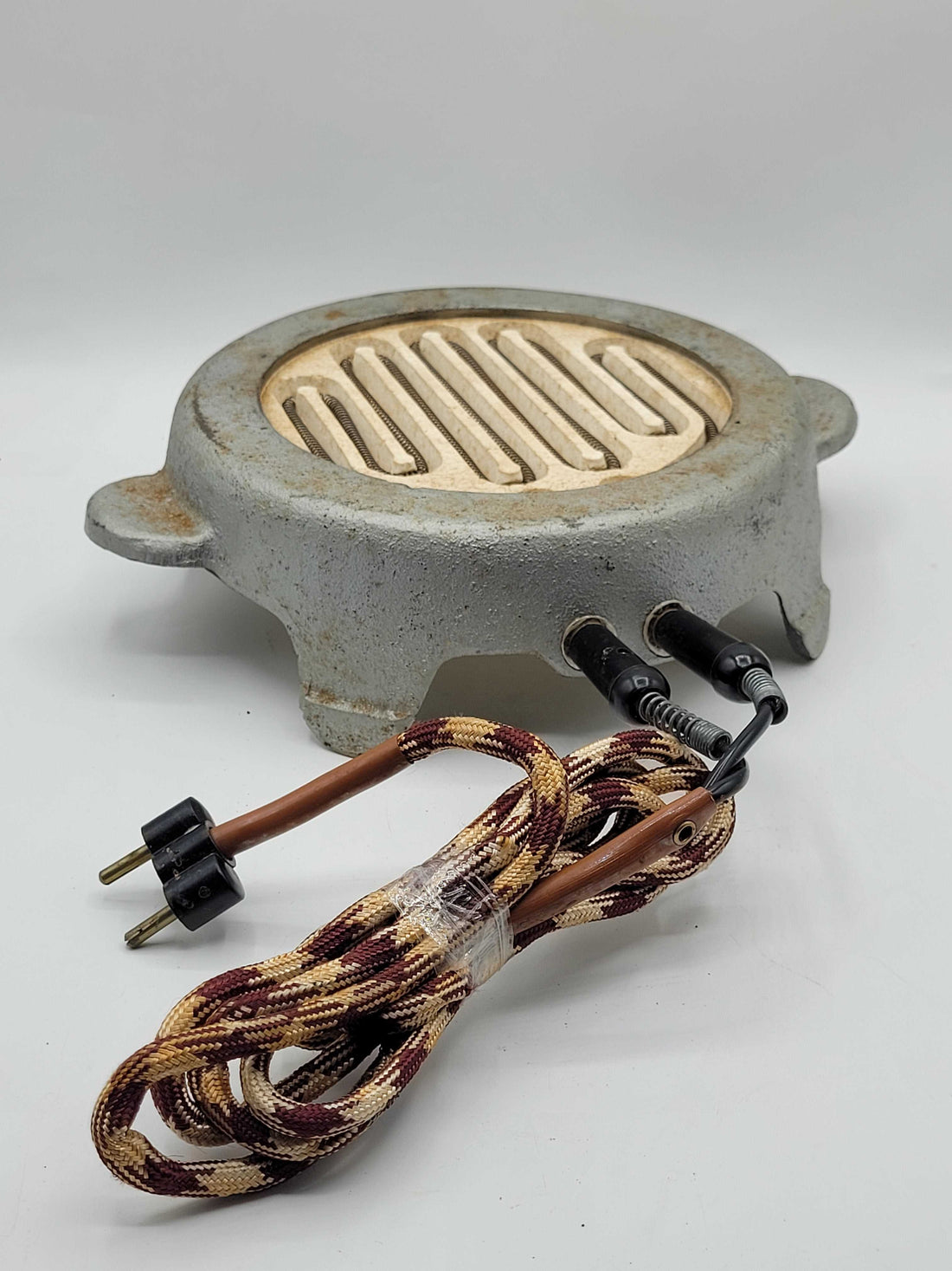 ¿Eres amante de las antigüedades? Este infernillo antiguo de resistencia es un verdadero clásico que destaca por su diseño de época y alta calidad . 