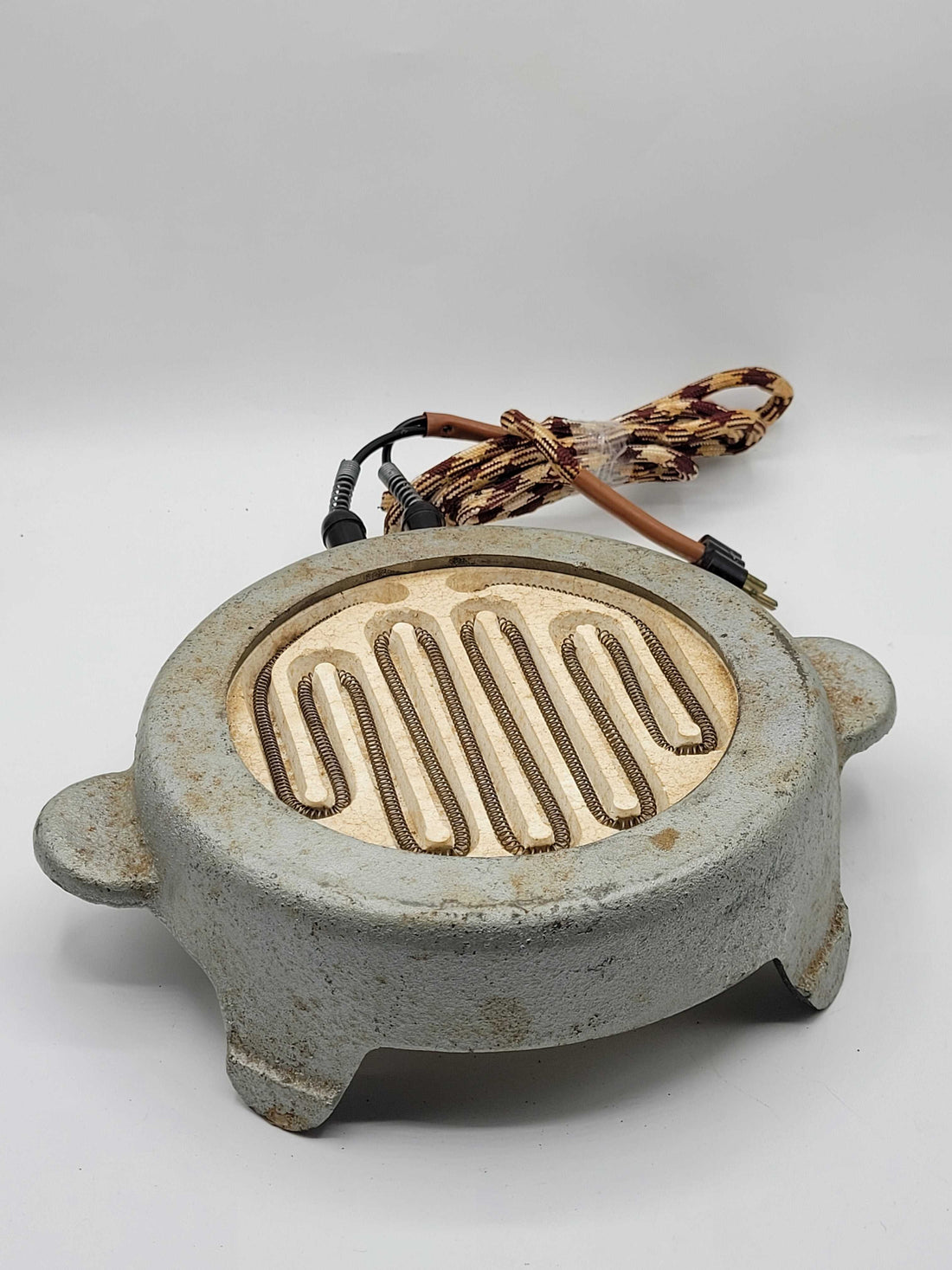 ¿Eres amante de las antigüedades? Este infernillo antiguo de resistencia es un verdadero clásico que destaca por su diseño de época y alta calidad . 