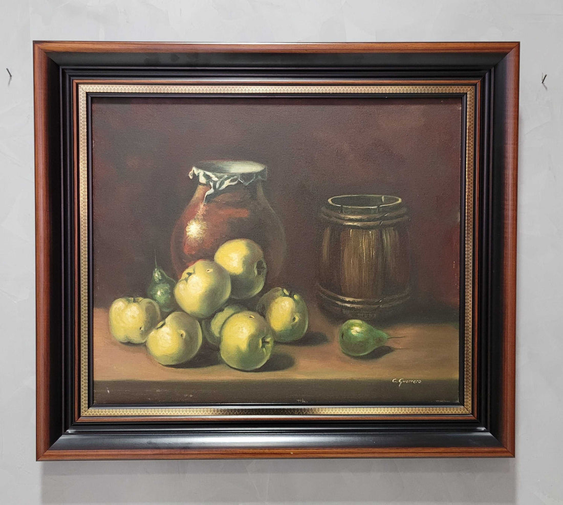 Vista completa de la pintura al óleo de bodegón firmada por C. Guerrero en fondo neutro.