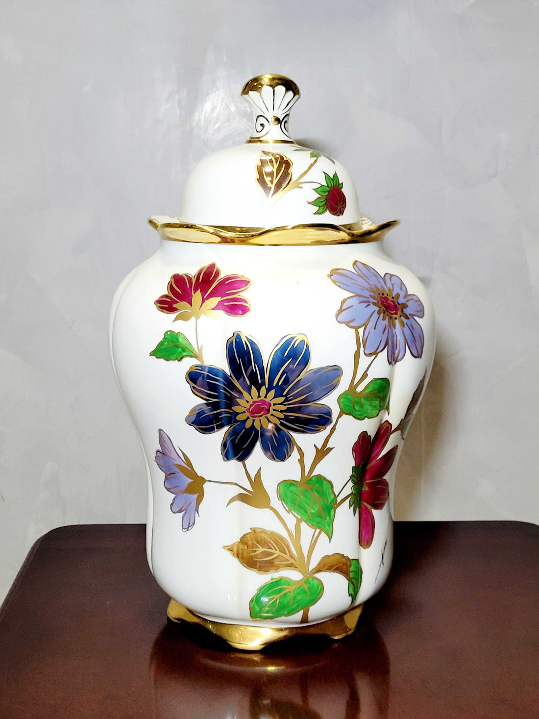 Tibor de porcelana pintado a mano con detalles en oro vista completa