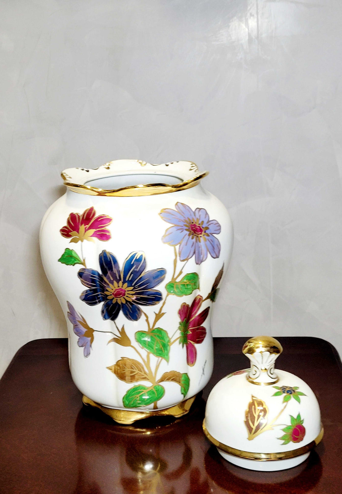 Tibor de porcelana pintado a mano con detalles en oro vista completa