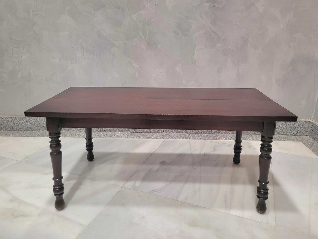 Mesa auxiliar antigua de pino flandes en vista frontal completa