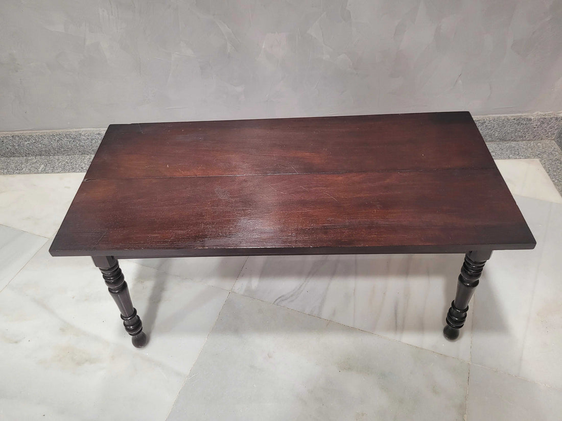 Mesa auxiliar antigua de pino flandes en vista frontal completa