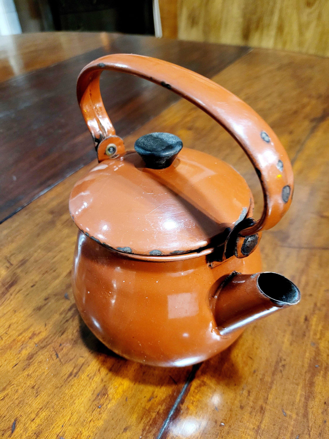 Descubre la elegancia atemporal de nuestra antigua tetera esmaltada en color burdeos. 