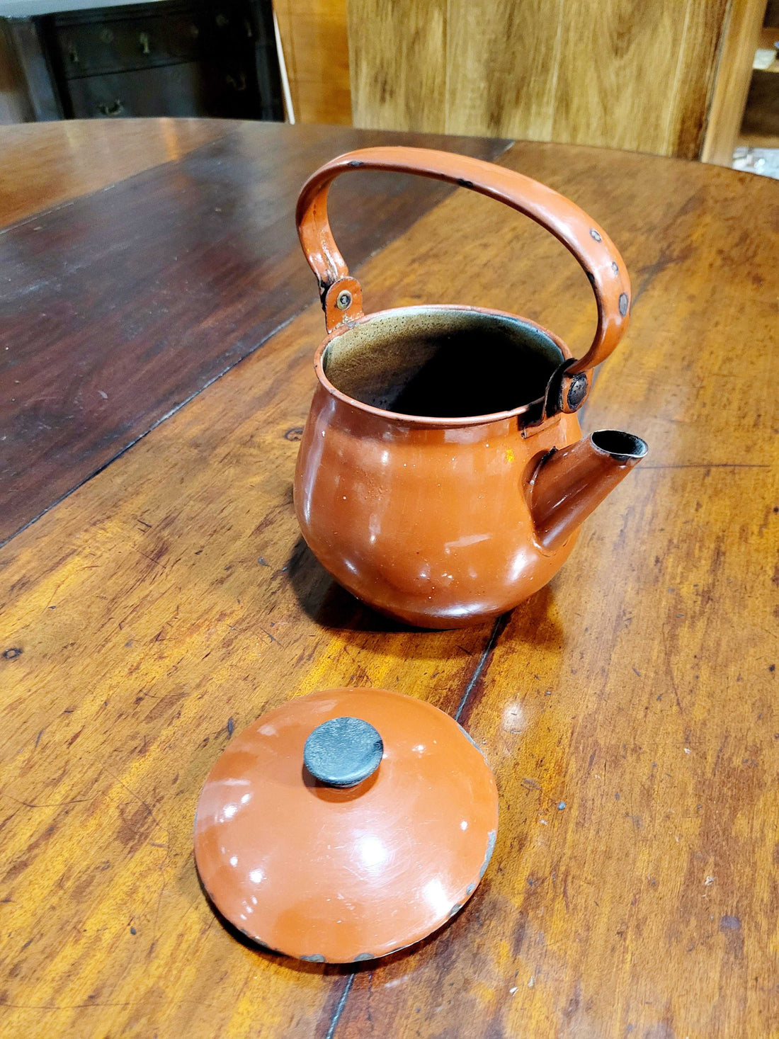 Descubre la elegancia atemporal de nuestra antigua tetera esmaltada en color burdeos. 