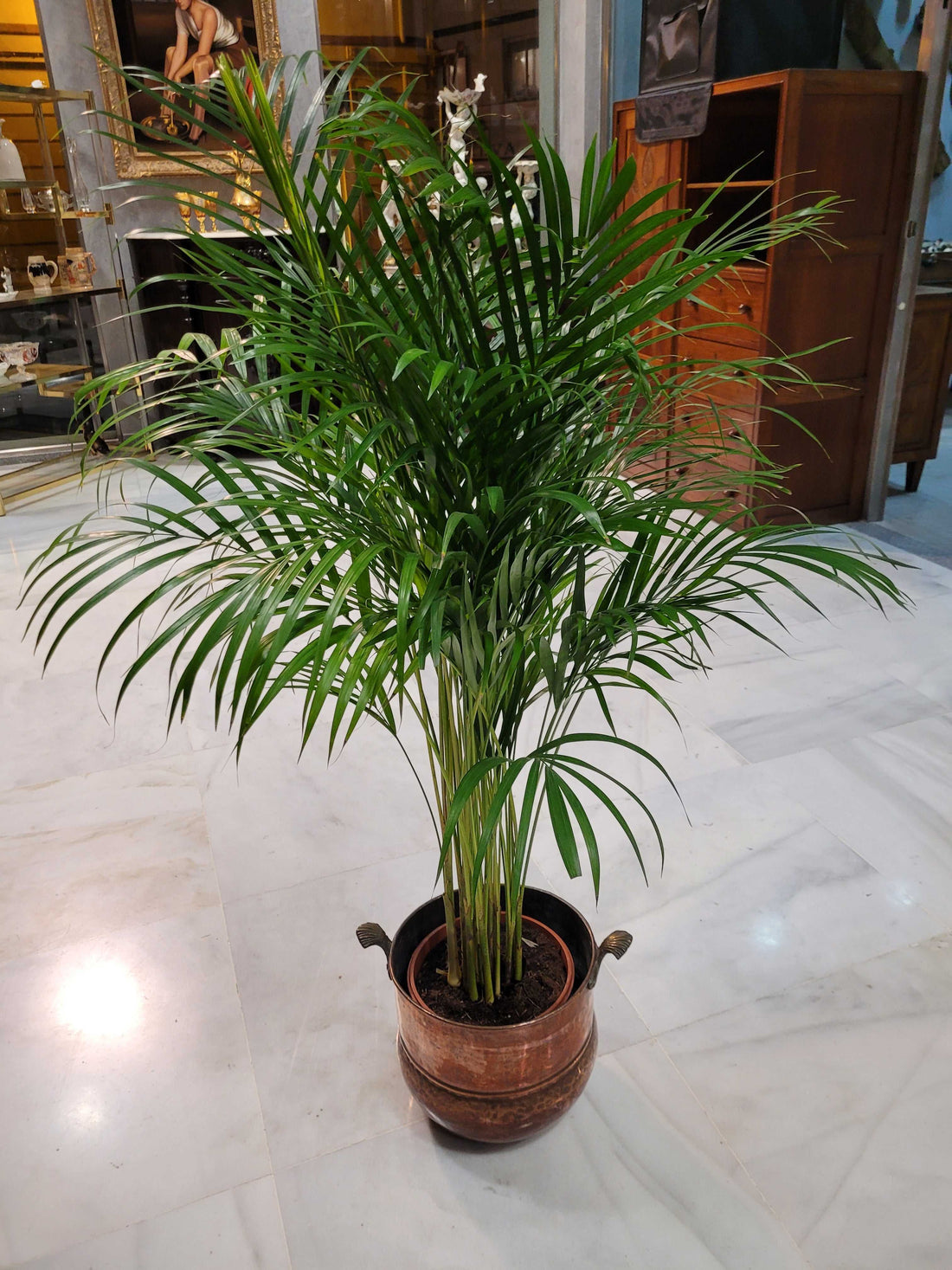 Macetero de cobre amartillado visto de frente con acabado brillante