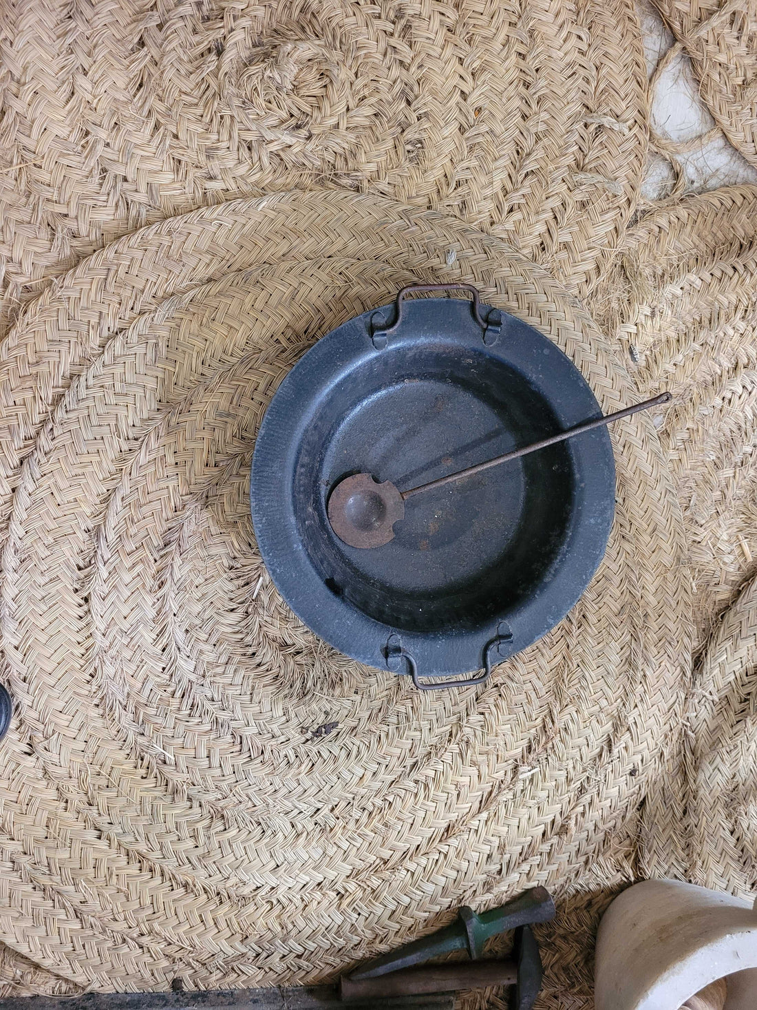 Este magnífico conjunto de brasero y badila es una joya para quienes buscan revivir la calidez y el encanto de tiempos pasados.
