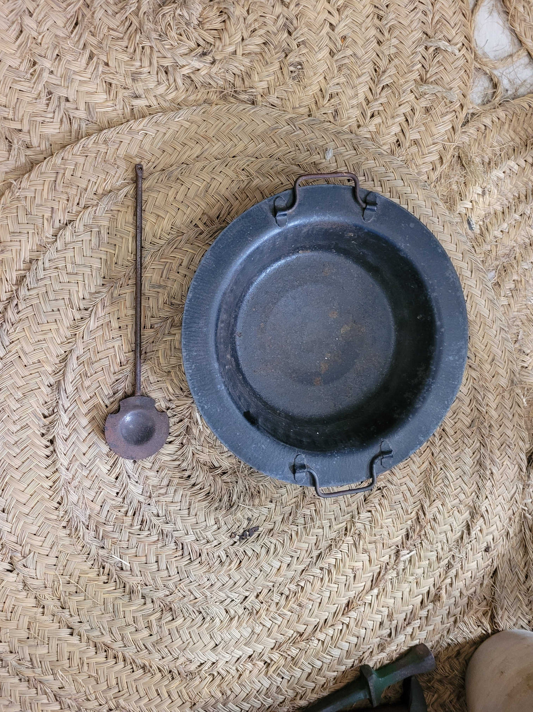 Este magnífico conjunto de brasero y badila es una joya para quienes buscan revivir la calidez y el encanto de tiempos pasados.
