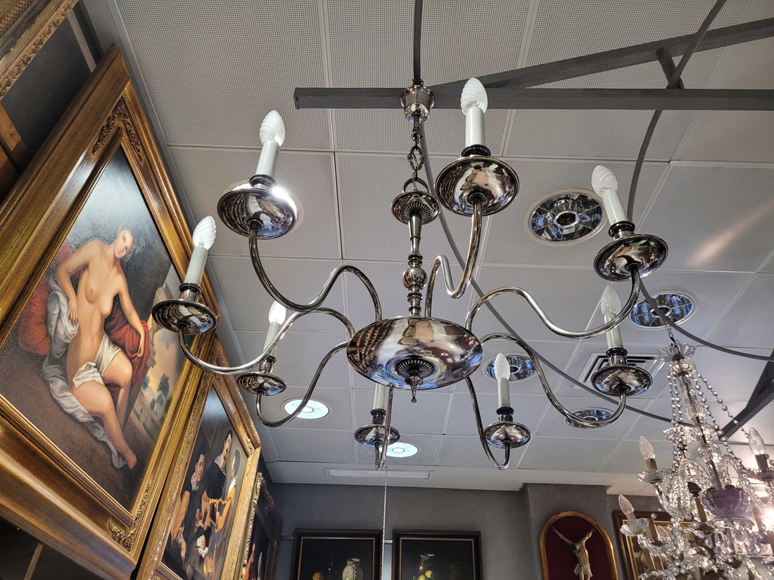 Vista completa de lámpara holandesa de araña plateada de 10 brazos