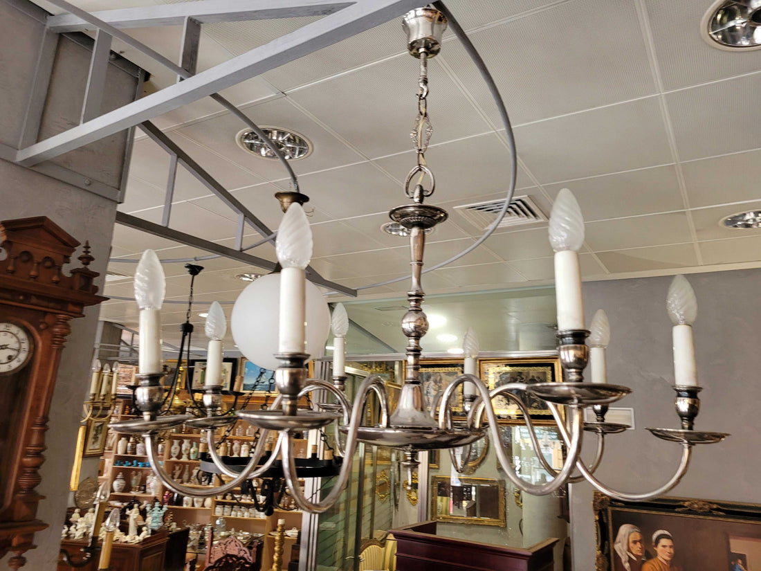 Vista completa de lámpara holandesa de araña plateada de 10 brazos