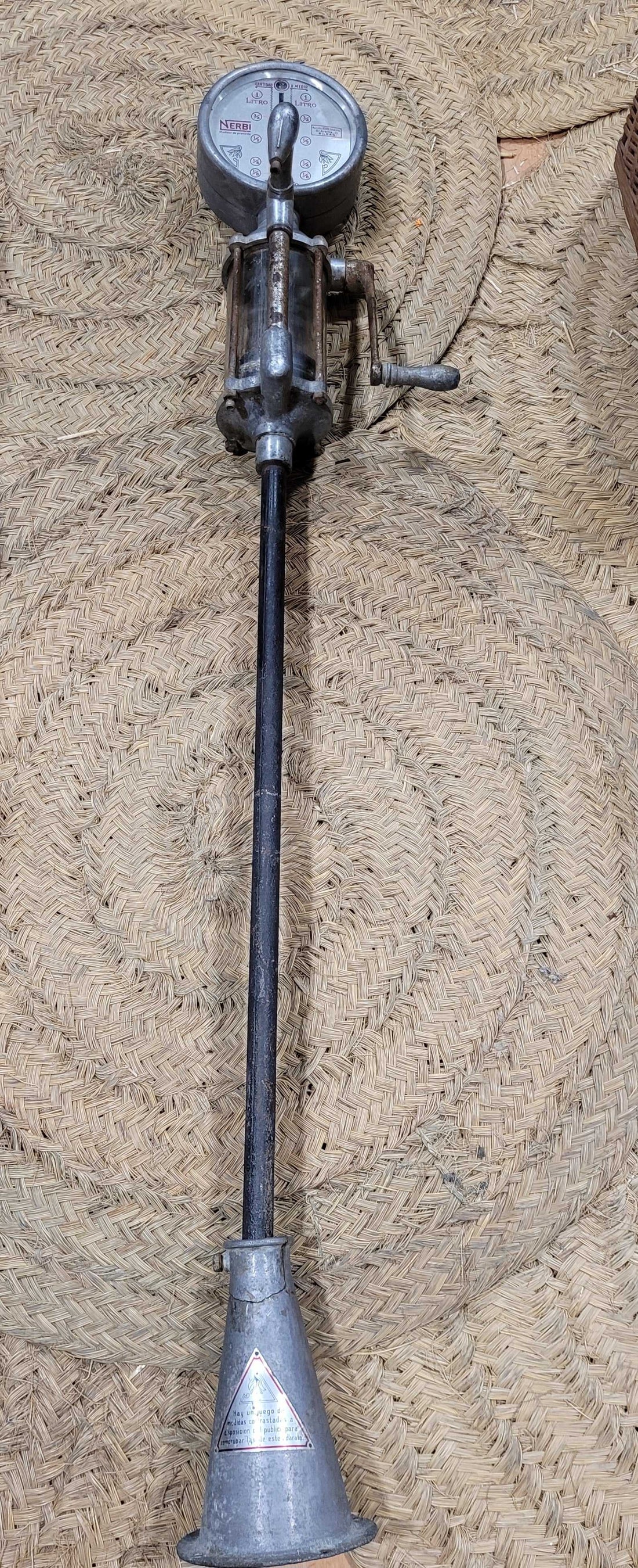 Dispensador de aceite antiguo de 140 cm conservado en perfecto estado

