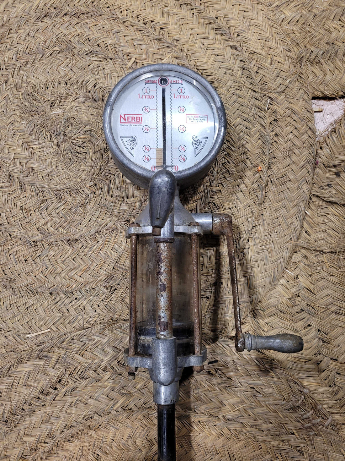 Dispensador de aceite antiguo de 140 cm conservado en perfecto estado

