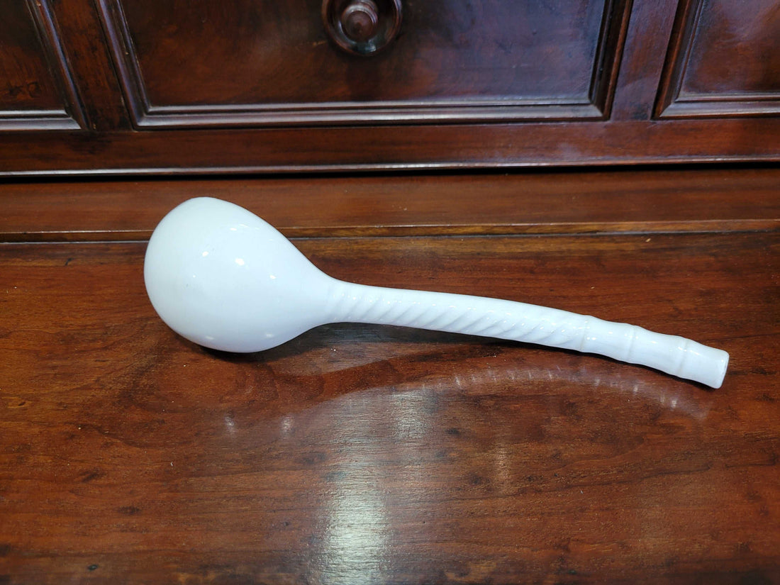 Cucharón de porcelana blanca sobre fondo neutro