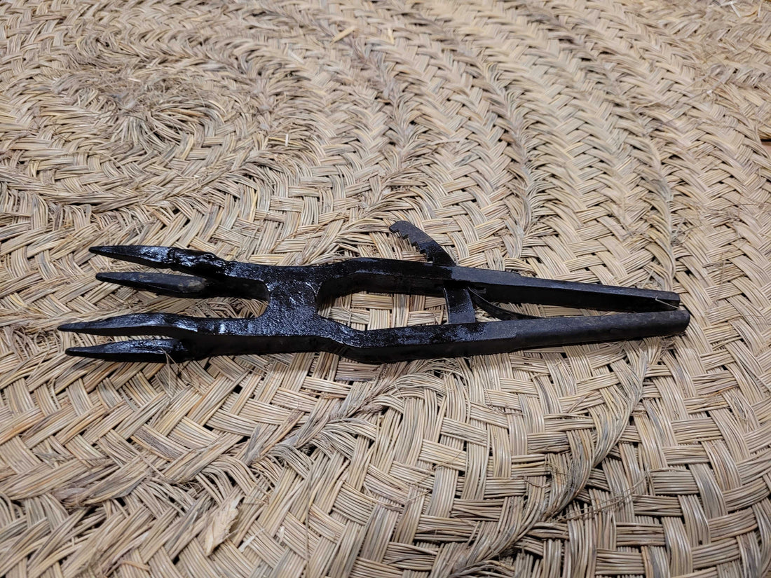 Antigua tenaza de fragua de 33 cm forjada a mano en excelente estado

