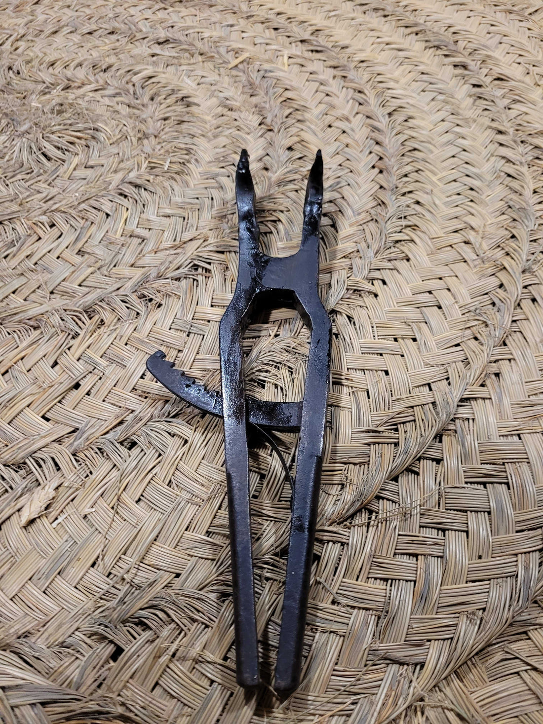 Antigua tenaza de fragua de 33 cm forjada a mano en excelente estado

