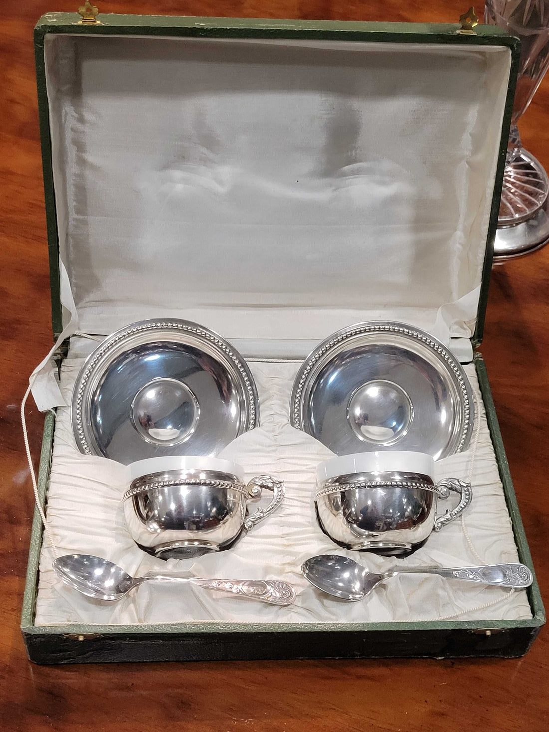 Juego completo de dos tazas de desayuno antiguas con cucharas en metal plateado