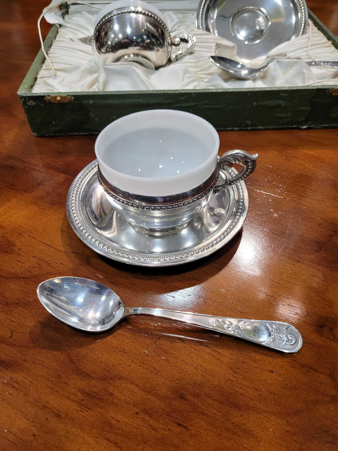 Juego completo de dos tazas de desayuno antiguas con cucharas en metal plateado