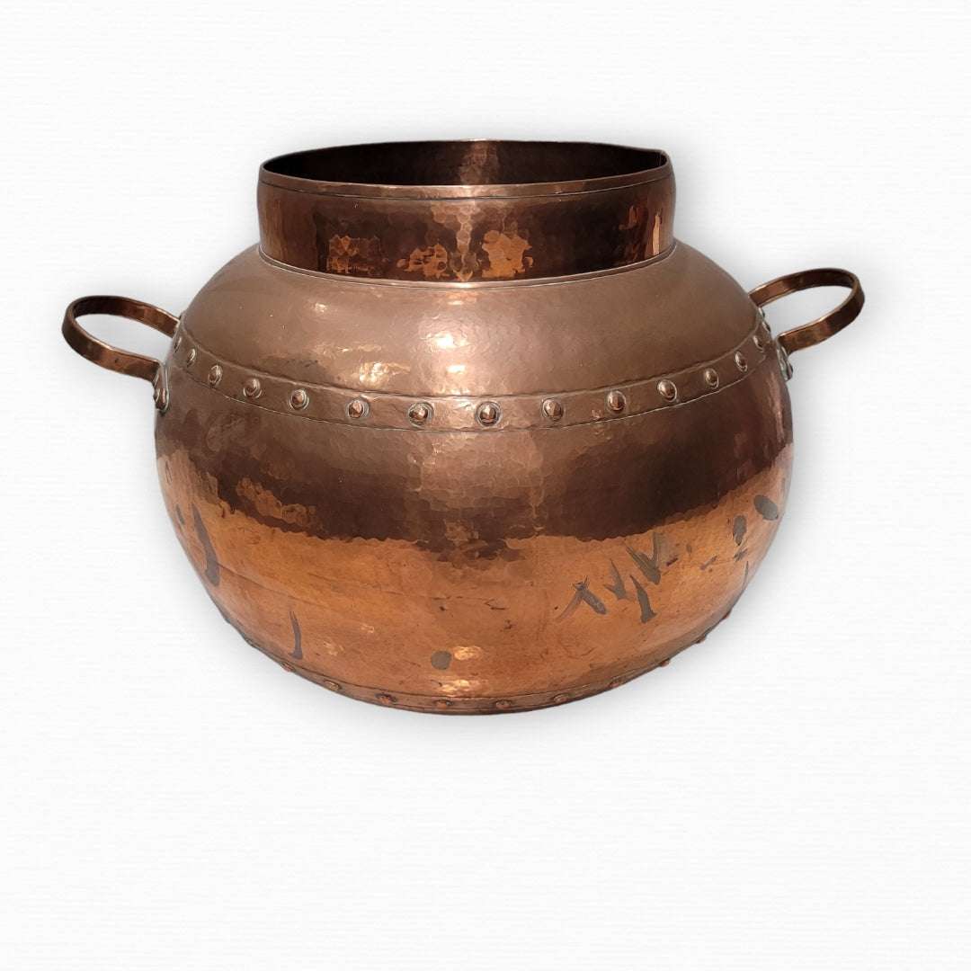 Macetero de cobre antiguo con pie de forja, vista frontal