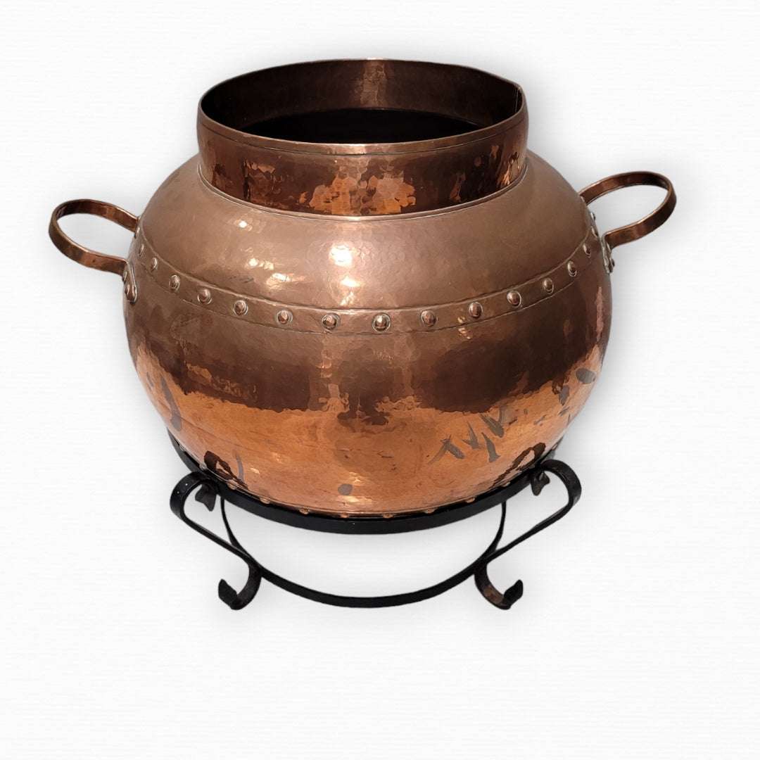 Macetero de cobre antiguo con pie de forja, vista frontal