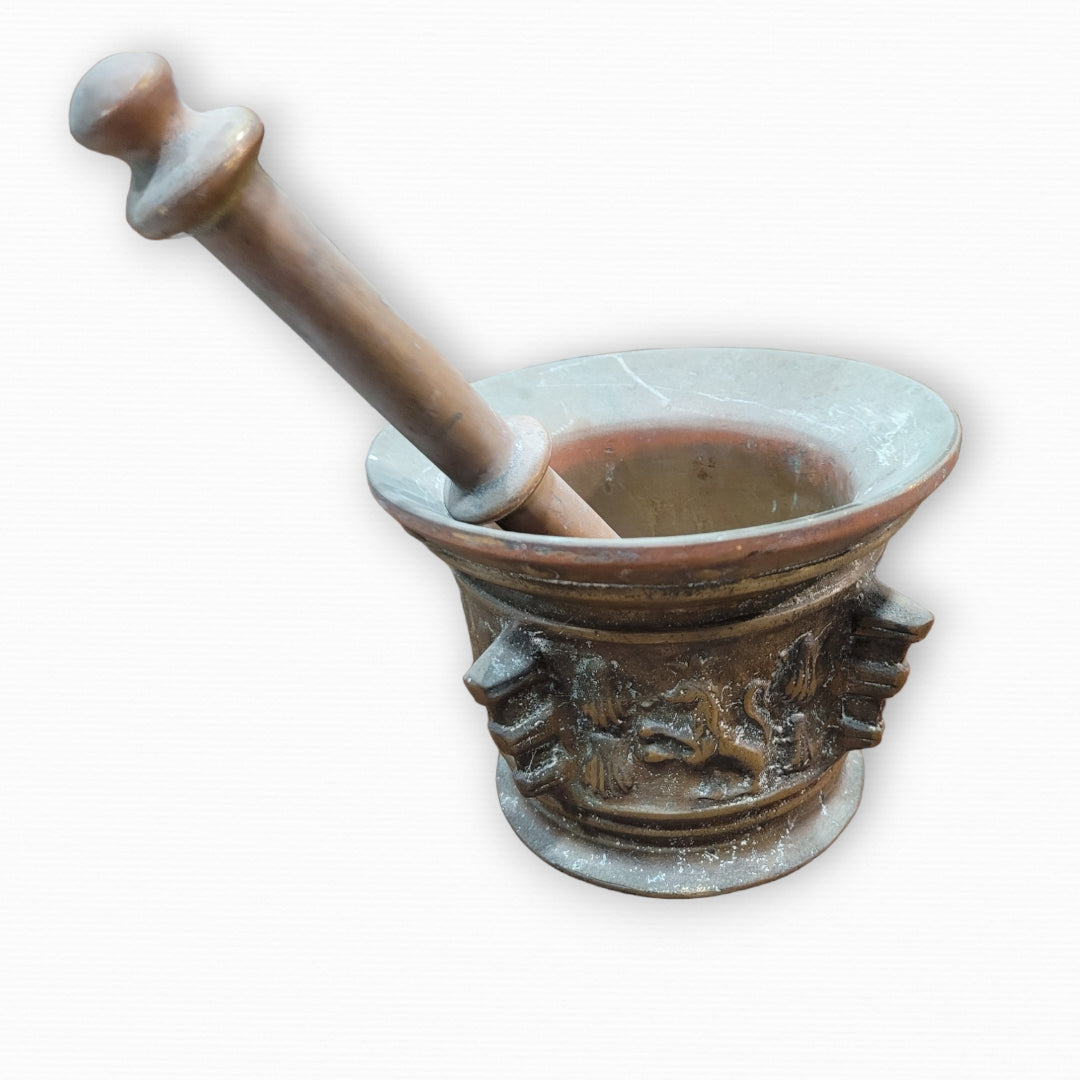 Mortero antiguo almirez en bronce dorado del siglo XVII con maja original. Decorado con escudos en relieve, ideal para colección y decoración.