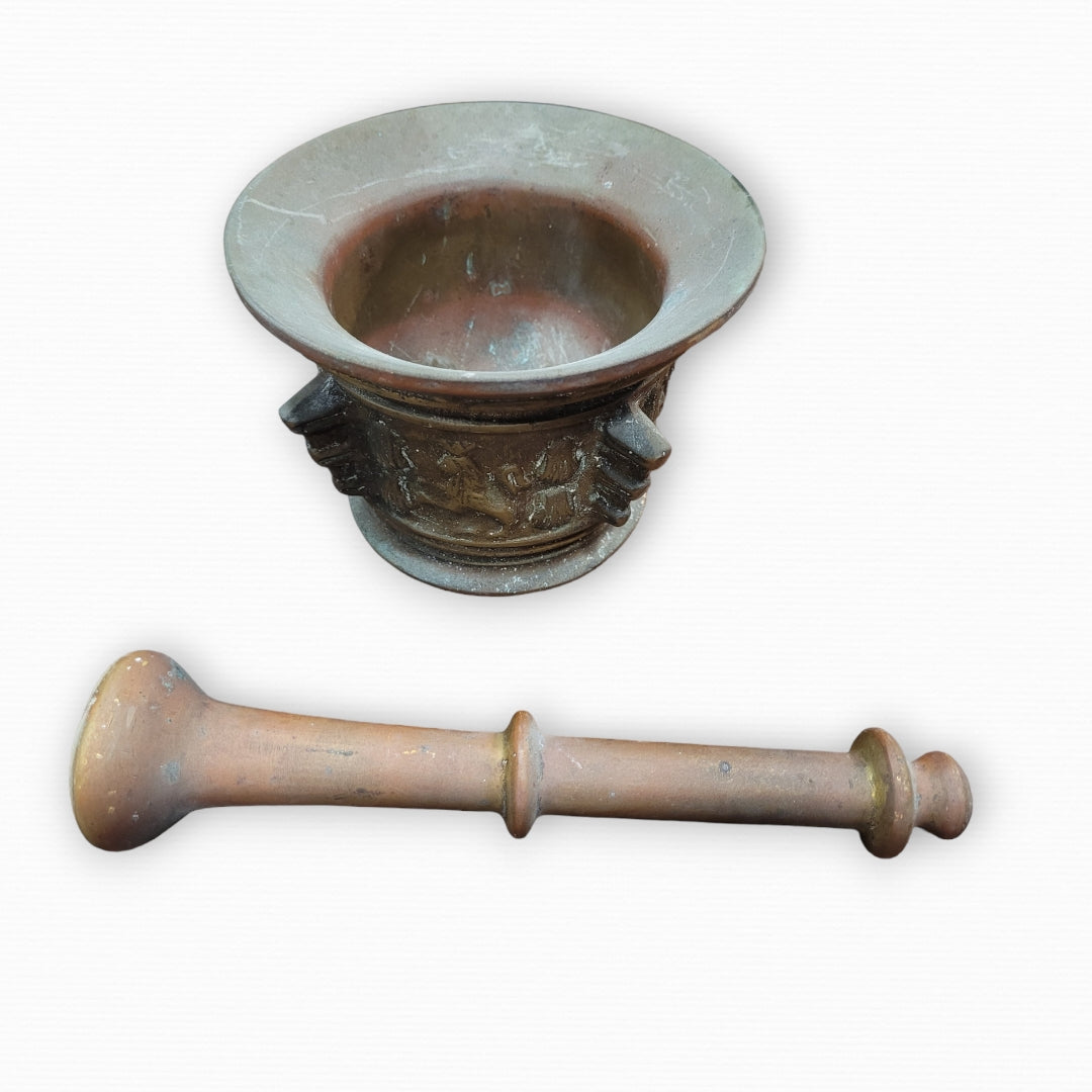 Mortero antiguo almirez en bronce dorado del siglo XVII con maja original. Decorado con escudos en relieve, ideal para colección y decoración.