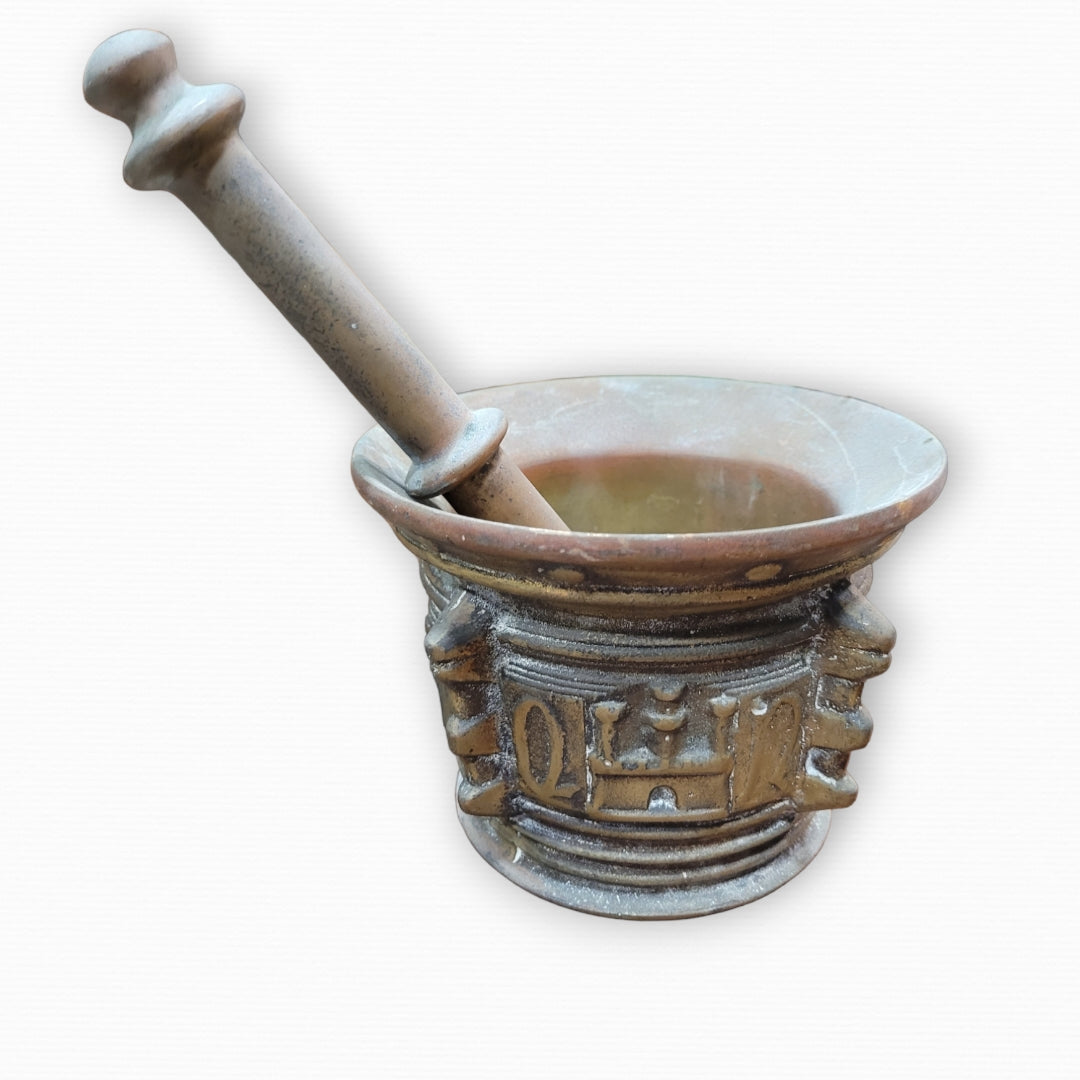 Antiguo mortero almirez de bronce dorado del siglo XVII con maja original. Decoración exclusiva para coleccionistas y amantes de piezas históricas.