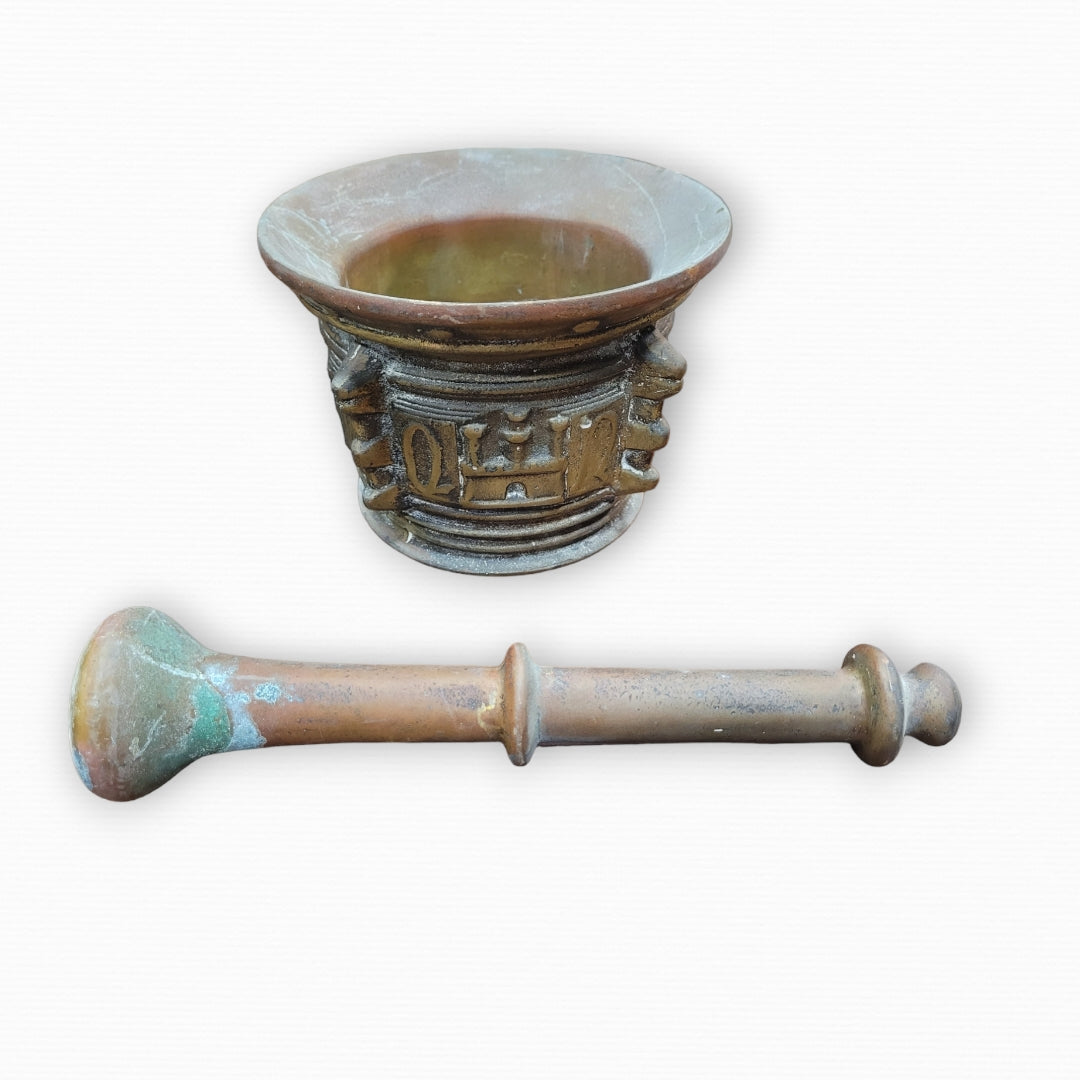 Antiguo mortero almirez de bronce dorado del siglo XVII con maja original. Decoración exclusiva para coleccionistas y amantes de piezas históricas.