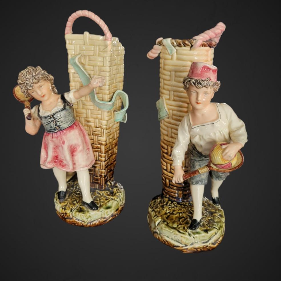 Pareja de floreros de cerámica austríacos pintados a mano con figuras de niños jugando tenis, diseño artístico de 1890.