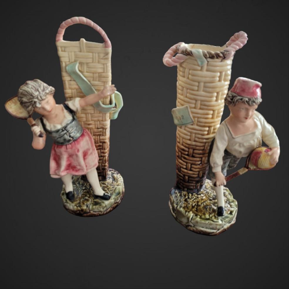 Pareja de floreros de cerámica austríacos pintados a mano con figuras de niños jugando tenis, diseño artístico de 1890.