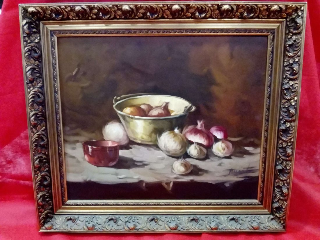 Óleo motivo bodegón – Excelente calidad con cebollas, recipiente dorado y taza roja sobre fondo oscuro. Ideal para decoración clásica de interiores.