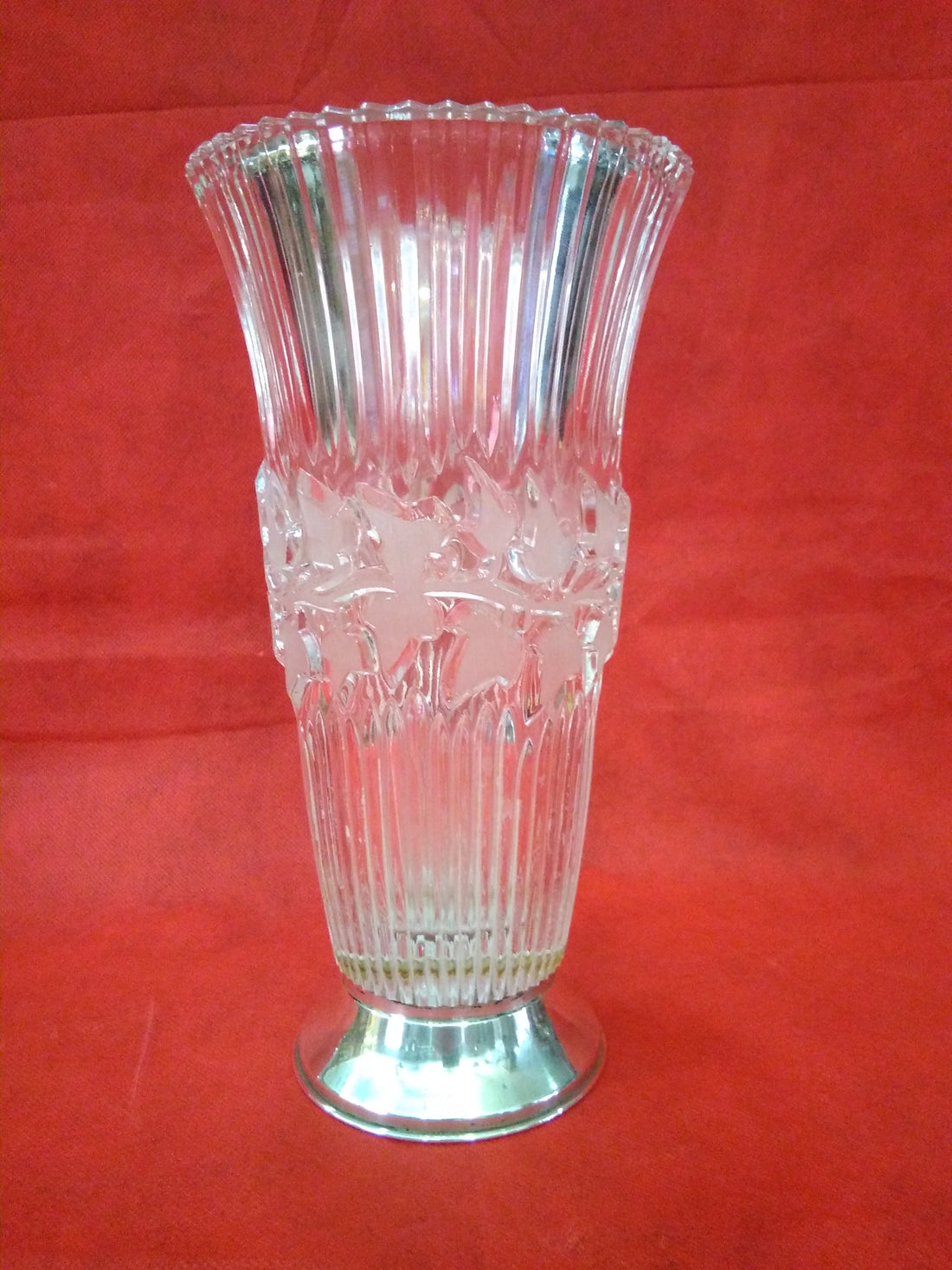 Florero de cristal con base de plata de alta calidad, diseño vintage con detalles tallados, ideal para decoración de interiores elegantes.