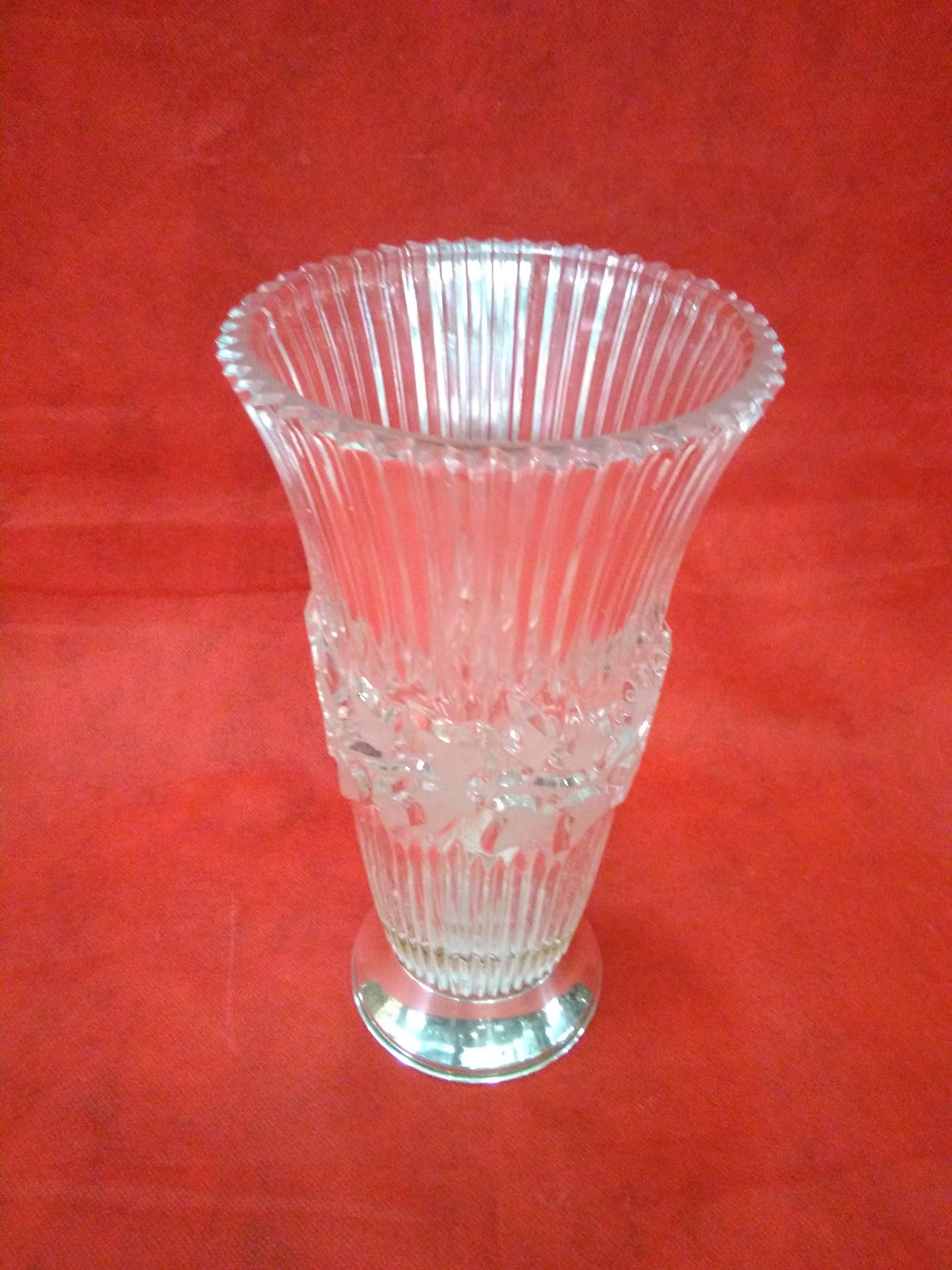 Florero de cristal con base de plata de alta calidad, diseño vintage con detalles tallados, ideal para decoración de interiores elegantes.